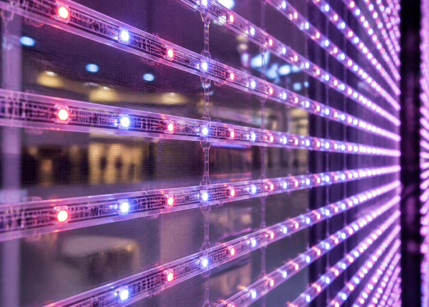 Detail transparentnej LED štruktúry na skle